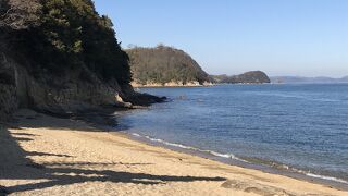前島を望む瀬戸内海の穏やかな浜