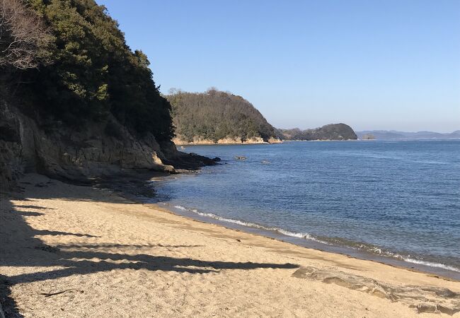前島を望む瀬戸内海の穏やかな浜