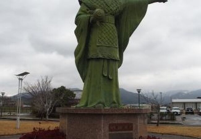 神埼駅前に立っている卑弥呼の像