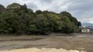 池のほとりの陵。