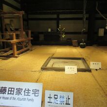 囲炉裏のある室内