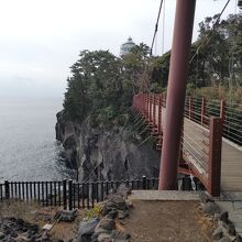 つり橋と城ケ崎灯台