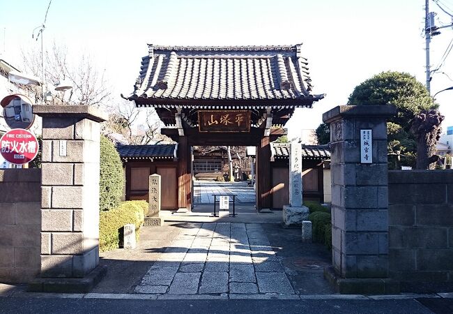 屋根の大きな山門が印象的