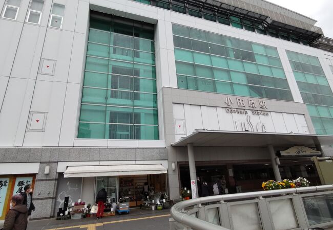 箱根、伊豆観光の拠点、東口の南に江戸情緒薫る商店街　