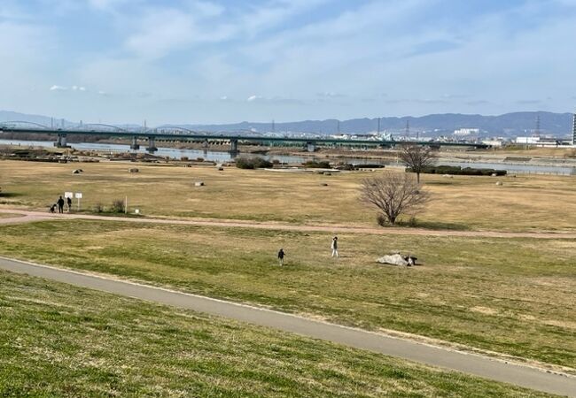 淀川河川敷の公園です
