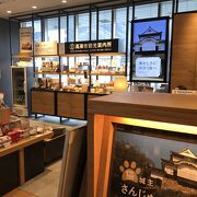 JR高梁駅と直結された高梁市図書館の入口付近