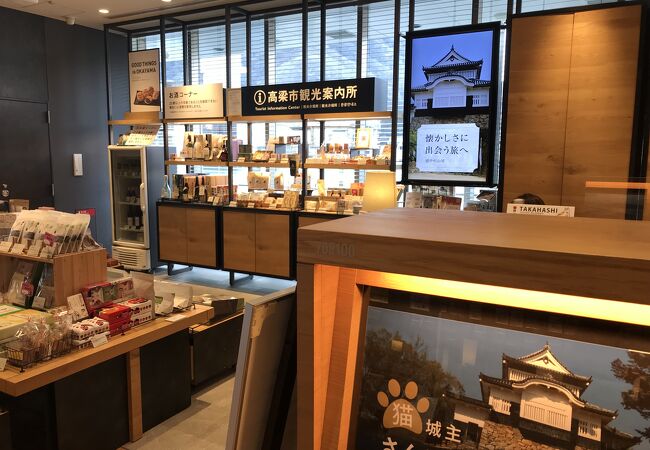 JR高梁駅と直結された高梁市図書館の入口付近