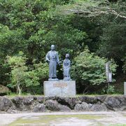 坂本龍馬とお龍の像