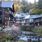 銀山川にせり出すように・・・