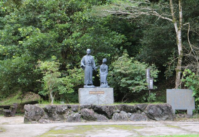 坂本龍馬とお龍の像