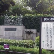 横網町公園内の東京都慰霊堂脇に立っています