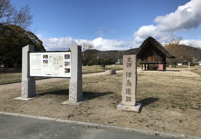 復元された竪穴式住居や高床式の倉庫