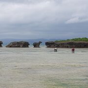 「振り向き牛の岩」など変わった岩がある海岸です。