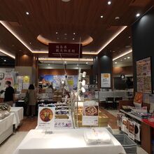 店内には福島県の名物がずらりと