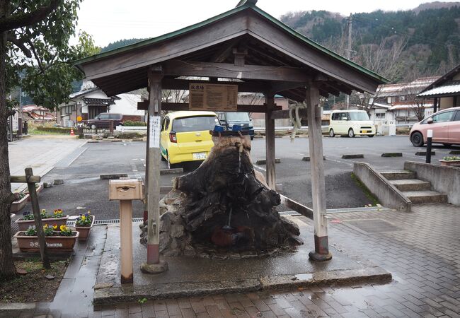 地元の人がお湯を持ち帰り