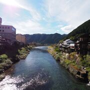 郡上八幡の町中を流れる吉田川、宮ケ瀬橋の風景が見どころ