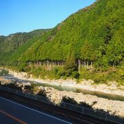 ＪＲ高山本線の車窓から眺める飛騨川の美しい渓谷