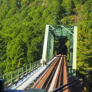 乗鞍岳に源を発する木曽川水系の飛騨川を高山本線の車窓から