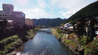 郡上八幡の町中を流れる吉田川、宮ケ瀬橋の風景が見どころ