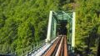 乗鞍岳に源を発する木曽川水系の飛騨川を高山本線の車窓から