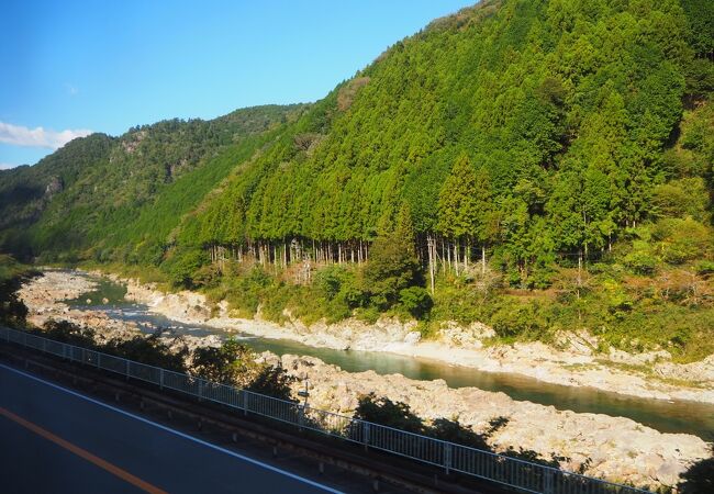 ＪＲ高山本線の車窓から眺める飛騨川の美しい渓谷