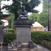 浅草寺の新奥山とに立っています