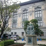 国際子ども図書館前に立っています