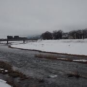 大曲市街地の近くを流れる