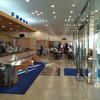 ホテルのフロント、奥に朝食スペース。