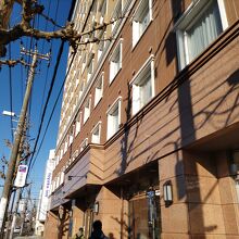 JR東海道線側の道路に面したホテルの玄関。