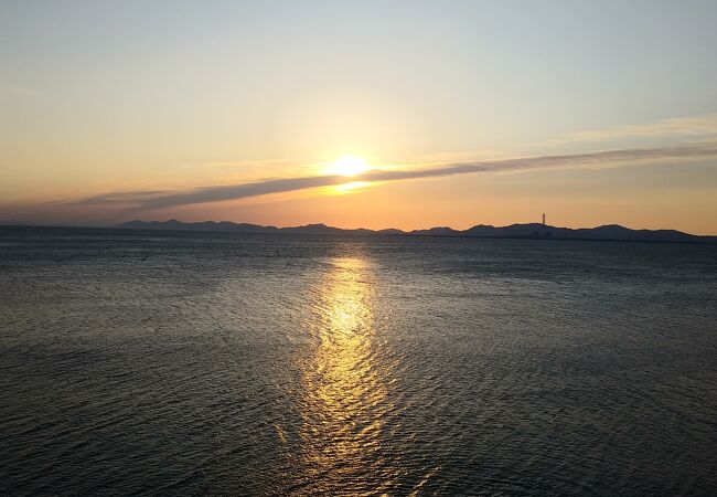 日本夕陽百選に撰ばれた絶景スポットがあります。