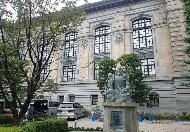 国際子ども図書館前に立っています