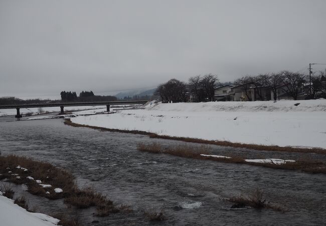 大曲市街地の近くを流れる