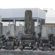 浄満寺の境内奥、共同墓地の一角