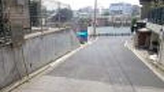 坂上にある延命院の七面塔へ行く坂道