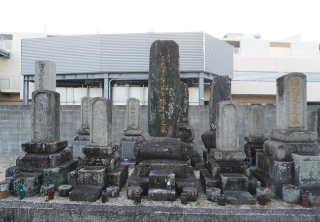 浄満寺の境内奥、共同墓地の一角