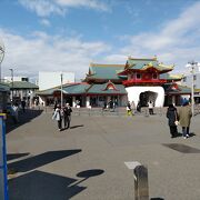 江の島大橋までは、江ノ電や湘南モノレールの駅よりも近い。　