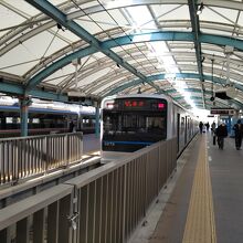 駅のホームに停車中の藤沢行の普通電車。