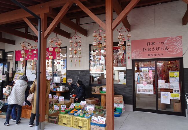 さげもんめぐり時は巨大なさげもんの展示もあります