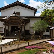 白壁土蔵造の本堂が珍しい：浄念寺