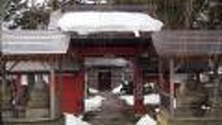 赤い山門が目立つ