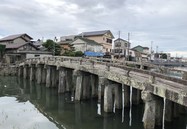 45本の石造の橋脚に支えらている珍しい構造の橋