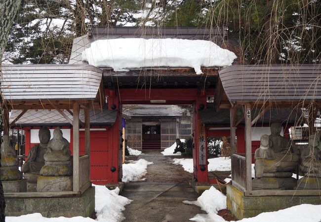 赤い山門が目立つ