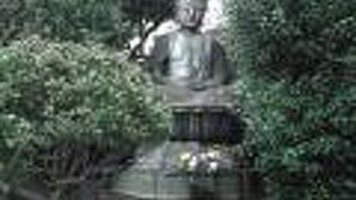 住宅街の中にある浄土宗の寺院