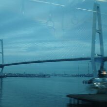 名港トリトンの橋の下を潜る