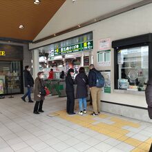 長谷駅の改札口。長谷駅は乗降客が多い。