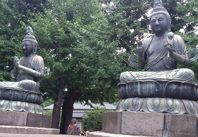浅草寺の宝蔵門のそばにあります