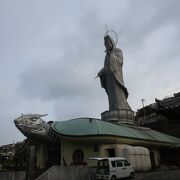 巨大な亀の像が珍スポット的ですが、由緒正しいお寺です。
