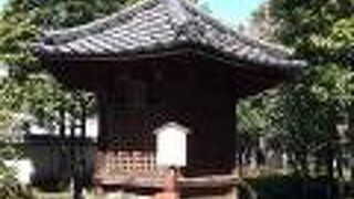 浅草寺境内に建っています