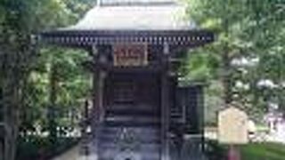 浅草寺影向堂の近くに鎮座しています